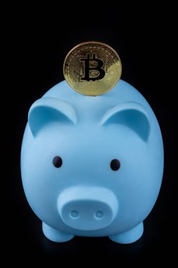 Bitcoin kripto para sembolü ve siyah arka planda mavi domuz kumbarası.