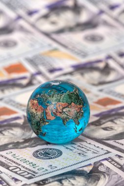100 Amerikan dolarının arka planında cam minyatür küre