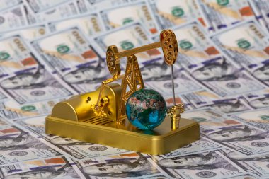 Altın yağ pompası ve cam küre 100 Amerikan dolarının arka planına karşı