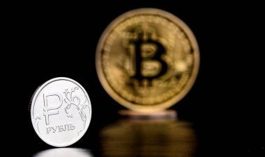Rus ruble sembollü sikke ve bitcoin kripto para sembollü sikke.