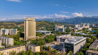 Almaty, Kazakistan. 07.22.2023. Bir yaz akşamı en büyük Kazak şehri olan Almaty 'nin hava manzarası.