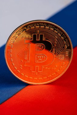 Rus bayrağının arka planında bitcoin şifreli para