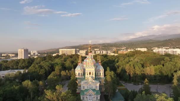 1907年にカザフスタンのアルマティ市で夏の夜に建てられた正教会の木製のアセンション大聖堂のクワッドコプターの眺め — ストック動画