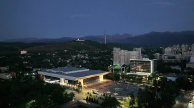 Yaz akşamında Kazak şehri Almaty 'nin merkezindeki bir kuadrokopterden görüntü