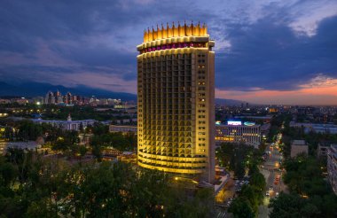  Yaz akşamında Kazak şehri Almaty 'nin merkezindeki bir kuadrokopterden görüntü