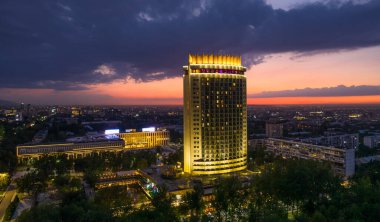  Yaz akşamında Kazak şehri Almaty 'nin merkezindeki bir kuadrokopterden görüntü