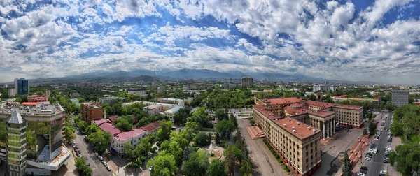 夏の日にカザフスタンのアルマトイ市の歴史的な部分のクワッドコプターからの眺め — ストック写真