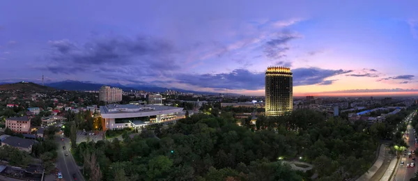 夏夜黄昏时从哈萨克斯坦阿拉木图市中心的四合院看到的景象 — 图库照片