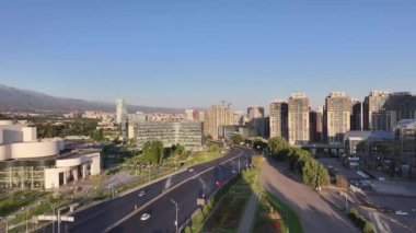 Bir yaz sabahı en büyük Kazak şehri olan Almaty 'nin hava manzarası.