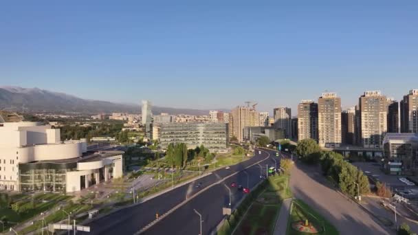 Luchtfoto Van Grootste Kazachse Stad Almaty Een Zomerochtend — Stockvideo