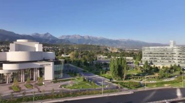 Bir yaz sabahı en büyük Kazak şehri olan Almaty 'nin hava manzarası.