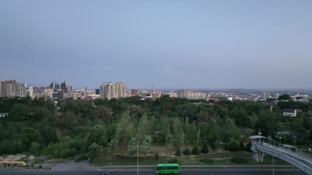 Flygfoto Över Den Största Kazakstanska Staden Almaty Sommarmorgon — Stockvideo