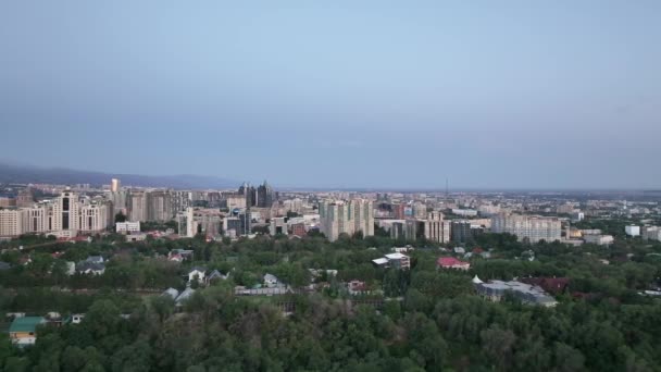 Vista Aérea Ciudad Kazaja Más Grande Almaty Una Mañana Verano — Vídeos de Stock
