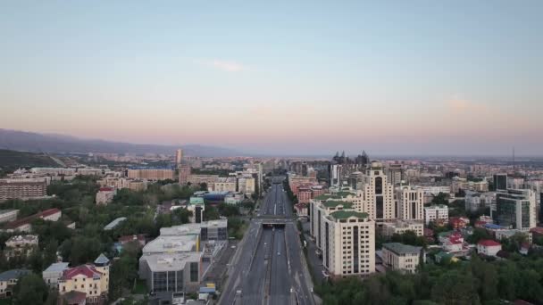 Luchtfoto Van Het Zuidelijke Deel Van Kazachse Stad Almaty Met — Stockvideo