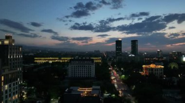 Bir yaz akşamı gün batımında Kazak şehri Almaty 'nin merkez kısmının hava manzarası.
