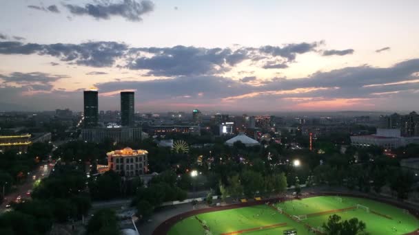 Luftaufnahme Des Zentralen Teils Der Kasachischen Stadt Almaty Einem Sommerabend — Stockvideo