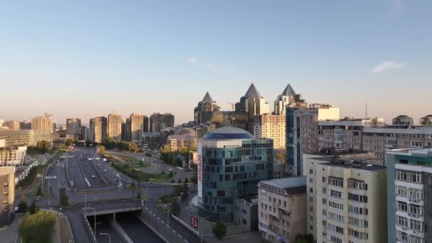 Luchtfoto Van Het Zakencentrum Van Kazachse Stad Almaty Een Zomerochtend — Stockvideo