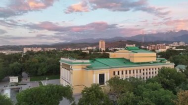 Bir yaz akşamı Opera ve Bale Tiyatrosu ile Almatı şehrinin merkez kısmının havadan görünüşü