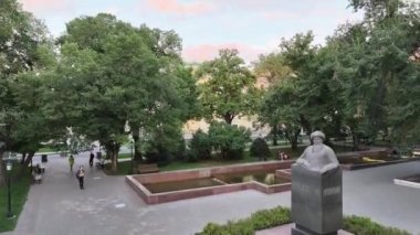 Bir yaz akşamı Opera ve Bale Tiyatrosu ile Almatı şehrinin merkez kısmının havadan görünüşü
