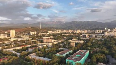 Bir yaz akşamı en büyük Kazak şehri olan Almaty 'nin hava manzarası.