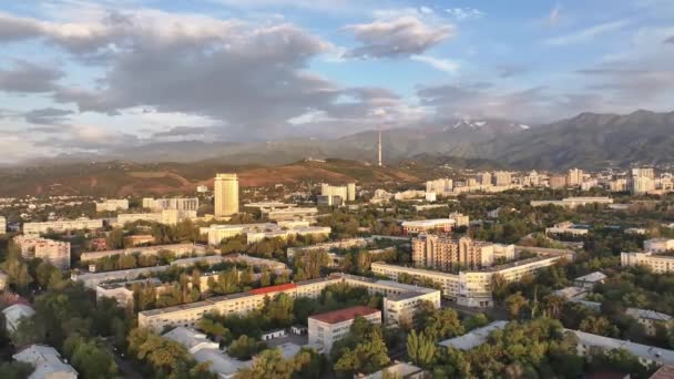 Letecký Pohled Největší Kazašské Město Almaty Letního Večera — Stock video