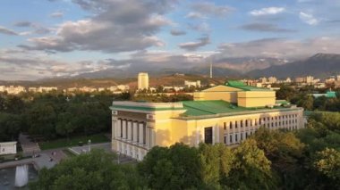 Bir yaz akşamı Opera ve Bale Tiyatrosu ile Almatı şehrinin merkez kısmının havadan görünüşü