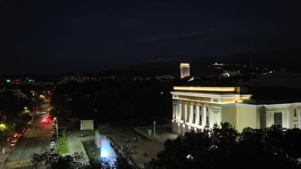 夏の夕方にオペラとバレエ劇場とのアルマトイ市の中心部の空中ビュー — ストック動画