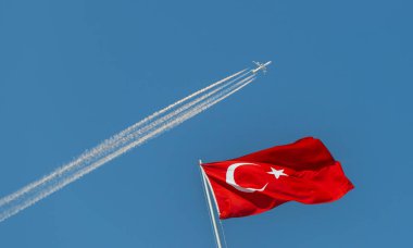 Türkiye bayrağında ters dönüş yapan yolcu uçağı dalgalandı