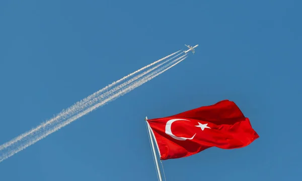 Passagiersvliegtuig Met Omgekeerde Kielzog Vliegt Vlag Van Turkije — Stockfoto
