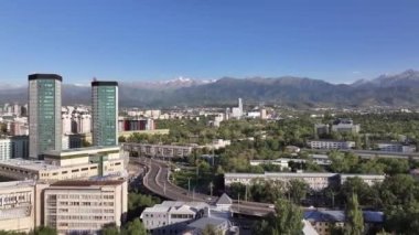 Almaty, Kazakistan. 08.16.2023. Bir yaz günü en büyük Kazak şehri olan Almaty 'nin hava manzarası.