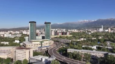 Almaty, Kazakistan. 08.16.2023. Bir yaz günü en büyük Kazak şehri olan Almaty 'nin hava manzarası.