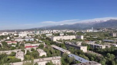 Almaty, Kazakistan. 08.16.2023. Bir yaz günü en büyük Kazak şehri olan Almaty 'nin hava manzarası.