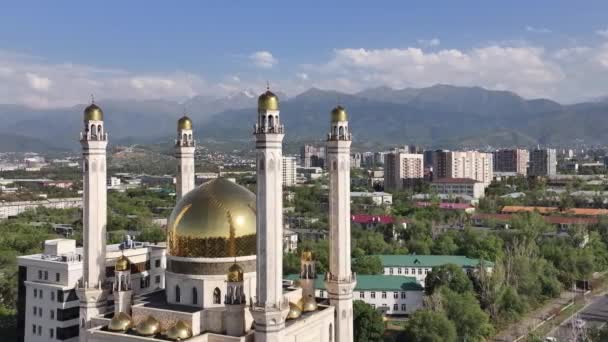 Almaty Kazajstán 2023Una Hermosa Mezquita Con Cúpulas Oro Ciudad Kazaja — Vídeos de Stock