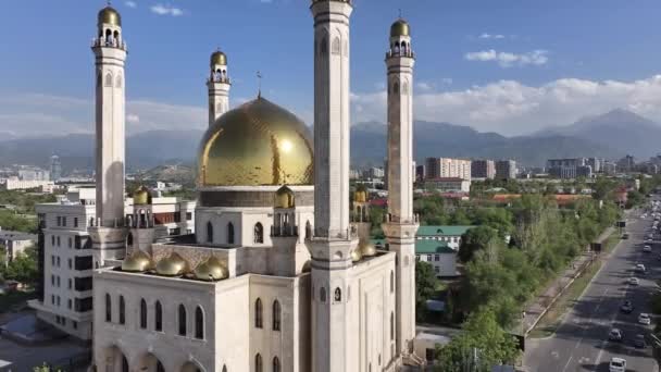 Almaty Kasachstan 2023Eine Wunderschöne Moschee Mit Goldenen Kuppeln Der Kasachischen — Stockvideo