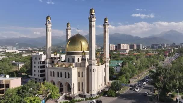 Almaty Kazajstán 2023Una Hermosa Mezquita Con Cúpulas Oro Ciudad Kazaja — Vídeos de Stock