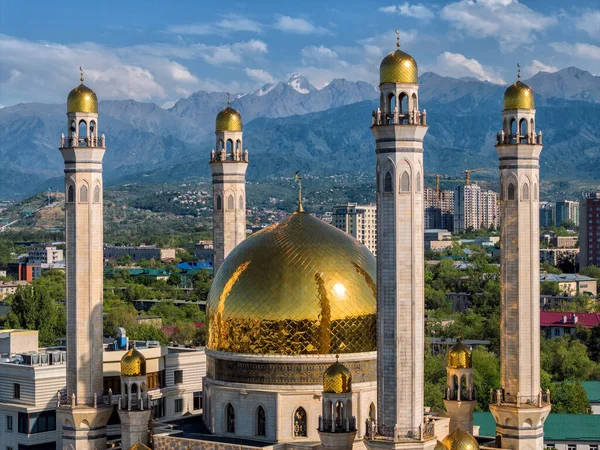 Красивая Мечеть Золотыми Куполами Казахском Городе Алматы Фоне Гор Летний — стоковое фото