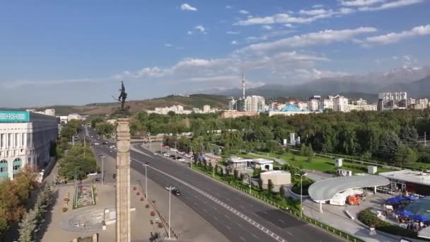 アルマティ カザフスタン 2023 カザフスタンのアルマティの共和国広場と夏の日に翼のヒョウに乗る戦士の形で独立記念碑 — ストック動画