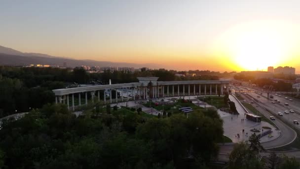 カザフスタンとロシアの日没時の カザフスタン共和国初代大統領のパーク という碑文が掲示された公園の入口前のコラム — ストック動画
