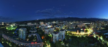 Almaty, Kazakistan, 08.31.2023.Bir yaz akşamı Kazak şehrinin güneydoğusundaki bir kuadrokopterden görüntü