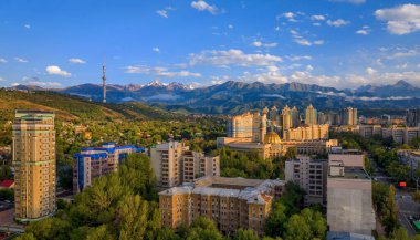 Bir yaz akşamı Kazak şehri Almaty 'nin eteklerindeki bir kuadrokopterden manzara