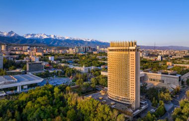 Almaty, Kazakistan, 09.05.2023.Manzara Kazak şehrinin eteklerindeki bir kuadrokopterden 