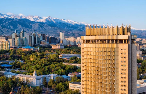 Almaty, Kazakistan, 09.05.2023.Manzara Kazak şehrinin eteklerindeki bir kuadrokopterden 