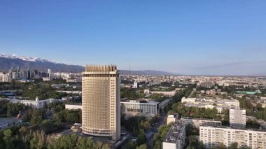 Almaty. Kazakistan. 09.04.2023.Görünüm, sabah Almaty 'deki bir kuadrokopterden ön planda 