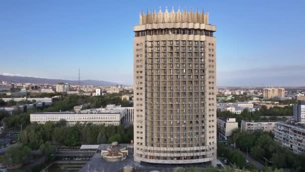 アルマティ カザフスタン 2023 前景にあるホテル カザフスタン との朝市アルマトイのクワッドコプターからの眺め — ストック動画