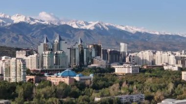 Almaty, Kazakistan, 09.04.2023.Manzara Kazakistan 'ın güney merkezindeki Almaty şehrinin bir kuadkopterinden sonbahar sabahının erken saatlerinde