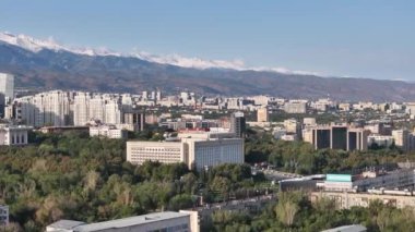 Almaty, Kazakistan, 09.04.2023.Manzara Kazakistan 'ın güney merkezindeki Almaty şehrinin bir kuadkopterinden sonbahar sabahının erken saatlerinde