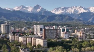 Almaty, Kazakistan, 09.04.2023.Manzara Kazakistan 'ın güney merkezindeki Almaty şehrinin bir kuadkopterinden sonbahar sabahının erken saatlerinde