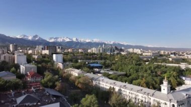 Almaty, Kazakistan, 09.04.2023.Manzara Kazakistan 'ın güney merkezindeki Almaty şehrinin bir kuadkopterinden sonbahar sabahının erken saatlerinde