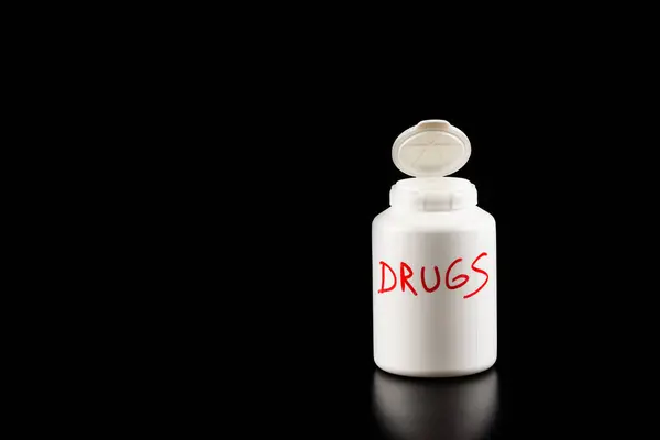 Envase Plástico Para Medicamentos Con Inscripción Drogas Sobre Fondo Negro —  Fotos de Stock