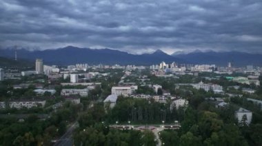 Almaty, Kazakistan, 09.16.2023.Manzara Sonbaharın erken saatlerinde bulutlu bir sabahta Kazak şehrinin merkez kısmındaki bir kuadkopterden.